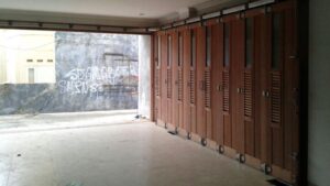 pintu lipat, pintu garasi lipat, rel pintu lipat, aksesoris pintu garasi, rel pintu garasi kayu, rel pintu garasi lamongan