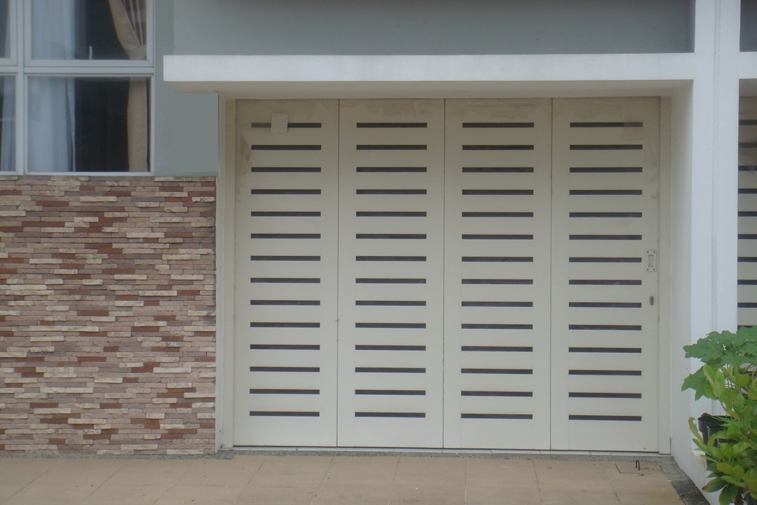 pintu garasi minimalis, pintu garasi besi, pintu garasi plat, pintu garasi wina, pintu garasi treesdoor, pintu garasi,