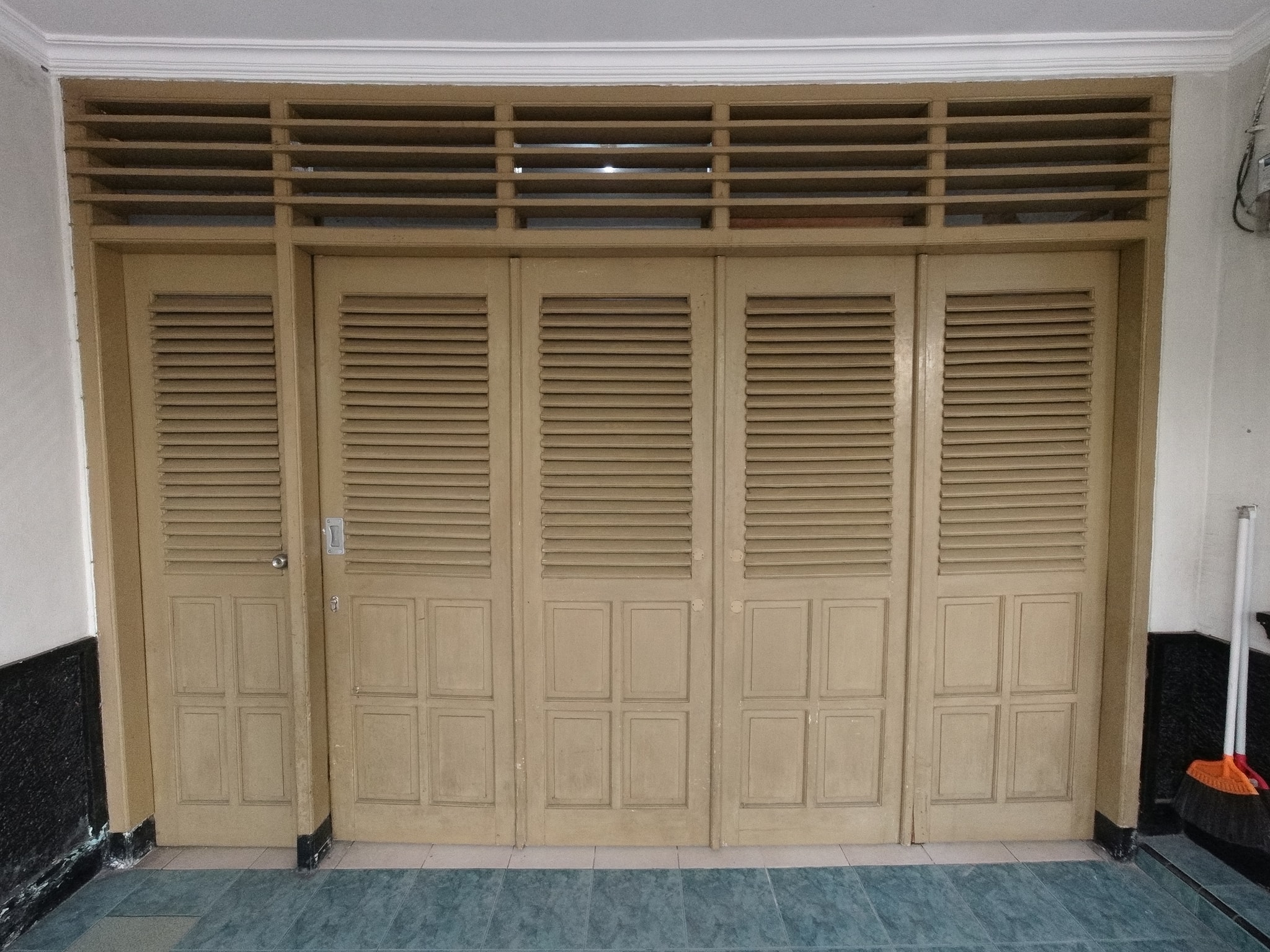 pintu garasi sidoarjo, pintu garasi kayu, rel pintu geser,